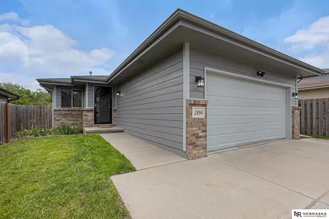 2854 NW 53 St, Lincoln, NE 68524