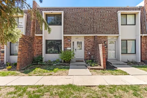 9226 V Plz, Omaha, NE 68127