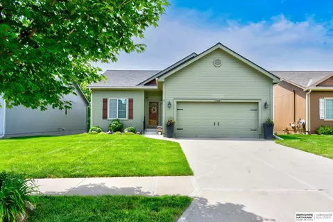 5060 N 165 St, Omaha, NE 68116