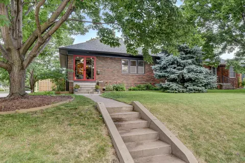 2002 N 49 St, Omaha, NE 68104