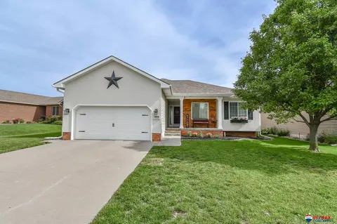 5900 Cavvy Rd, Lincoln, NE 68516