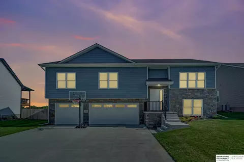 7824 Nicole Ln, Lincoln, NE 68516