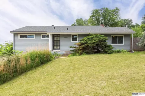 1805 Collins Dr, Bellevue, NE 68005