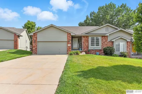 5008 Lakeside Dr, Papillion, NE 68133
