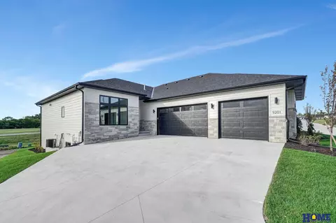 9201 Triana Ln, Lincoln, NE 68520