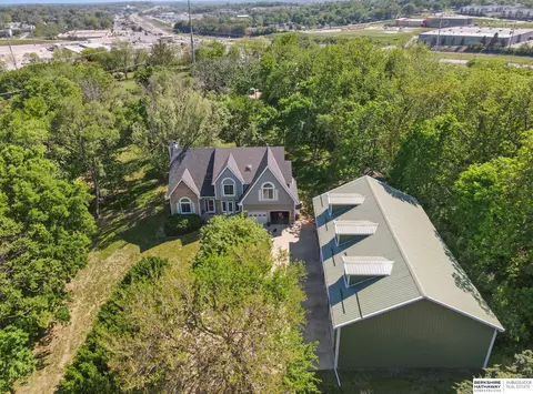1326 Bellevue Blvd, Bellevue, NE 68005