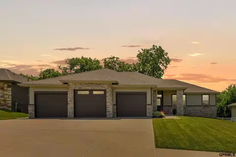 2111 Gindy Dr, Bellevue, NE 68147
