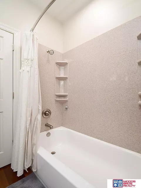 Bath - 3846 E Locust Ln, Holmesville, NE 68310 photo 2 of 5