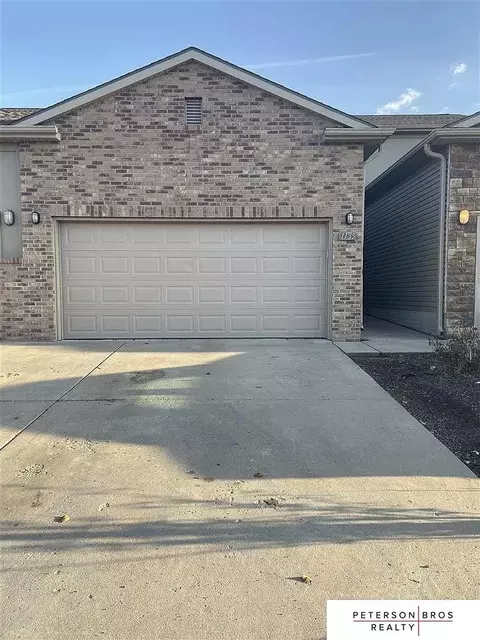 1211 Turtle Creek Rd, Lincoln, NE 68521