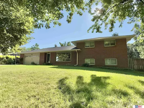 1254 N 8th St, Seward, NE 68434