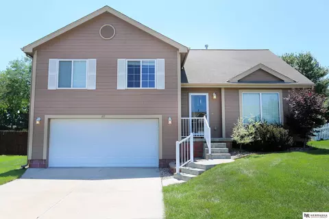 815 Edgewater Dr, Papillion, NE 68046