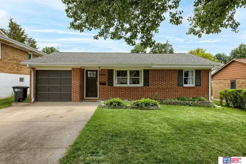 7405 Schuyler Dr, Omaha, NE 68114