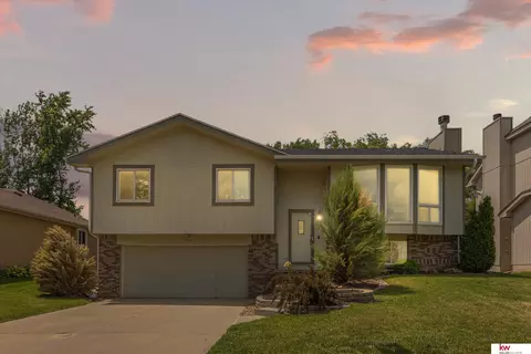 7264 N 76th St, Omaha, NE 68122