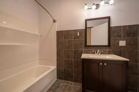 Bath - 116 E Hillcrest Dr, Seward, NE 68434 photo 2 of 3