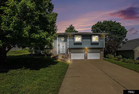 2204 Corn Dr, Papillion, NE 68046
