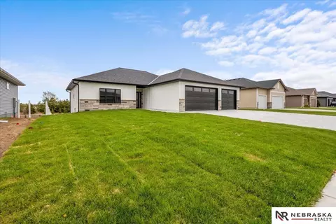 5826 Opus Dr, Lincoln, NE 68526