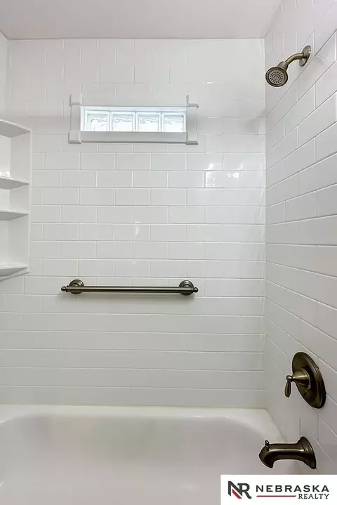 Bath - 210 Cedar St, Springfield, NE 68059 photo 3 of 3