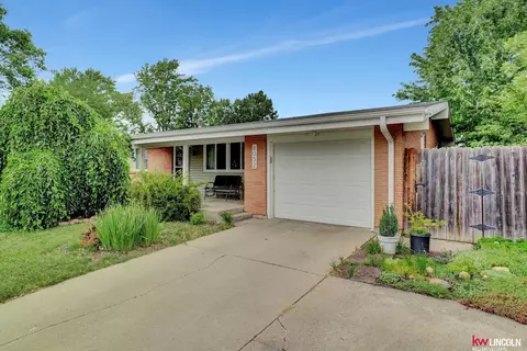 8032 E Avon Ln, Lincoln, NE 68505