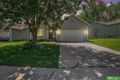 15209 Saratoga St, Omaha, NE 68116