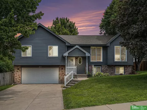 813 Auburn Ln, Papillion, NE 68046