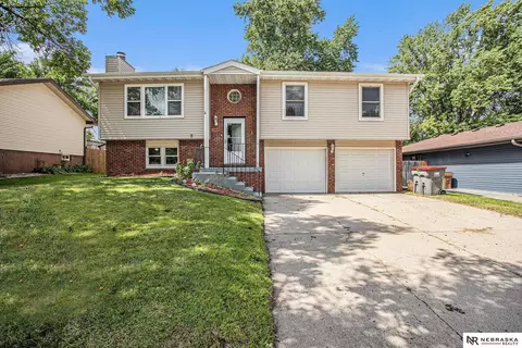 6123 NW 9th St, Lincoln, NE 68521