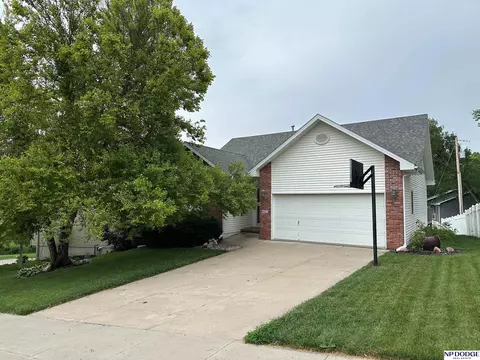 407 N Mckenna Ave, Gretna, NE 68028