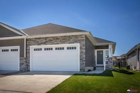 8621 Covenant Ct, Lincoln, NE 68526
