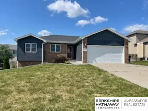 220 Orchard Pl, Hickman, NE 68372