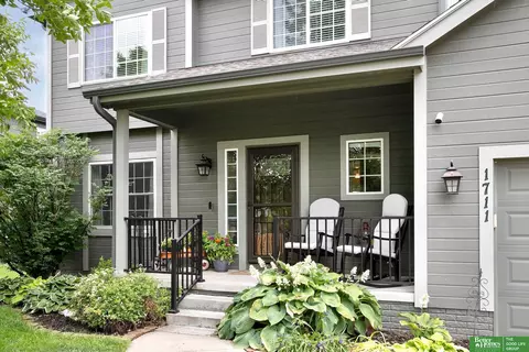 1711 Lakewood Dr, Papillion, NE 68046