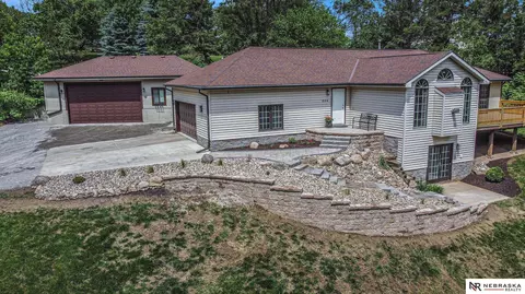 606 Pioneer Dr, Fort Calhoun, NE 68023