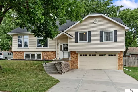 802 Pineview Dr, Papillion, NE 68046
