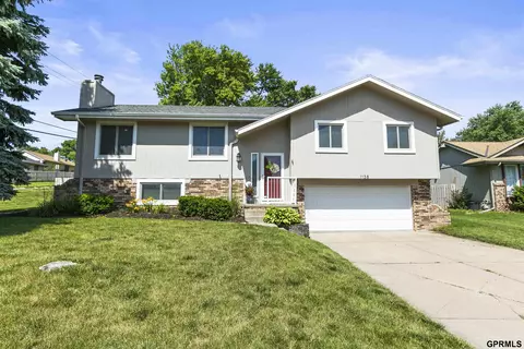 1138 Michelle Pkwy, Papillion, NE 68046