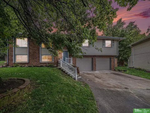 8814 Drexel Cir, Omaha, NE 68127