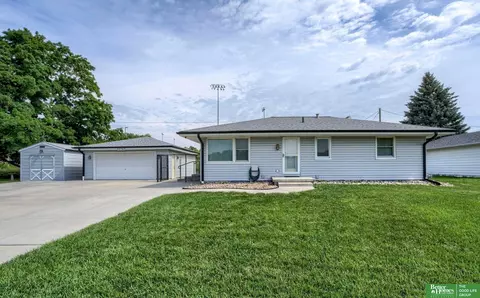 20762 Elkhorn Dr, Elkhorn, NE 68022