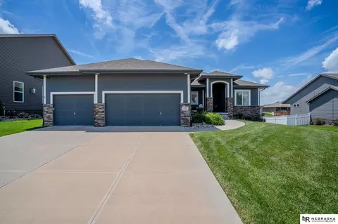 11910 S 212th St, Gretna, NE 68028