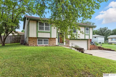 11231 Roxbury Dr, Omaha, NE 68137
