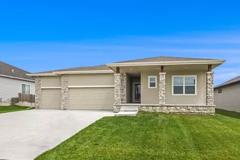 7900 Maxine Dr, Lincoln, NE 68516