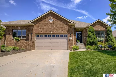 7674 Phares Dr, Lincoln, NE 68516