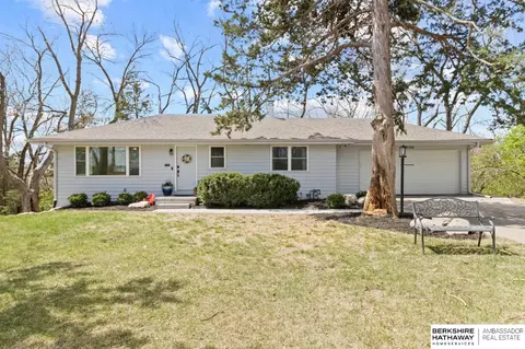 8106 Northridge Dr, Omaha, NE 68112