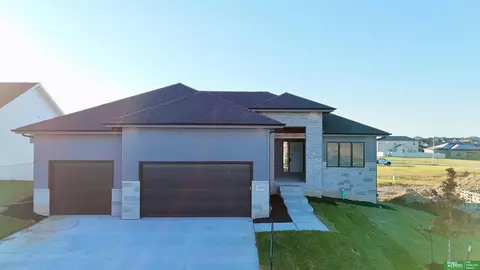 12360 Windsor Dr, Papillion, NE 68046