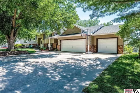 401 Maple Dr, Treynor, IA 51575