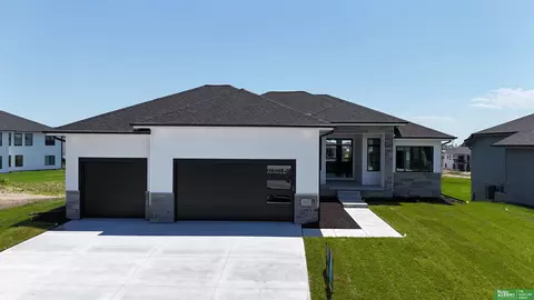 21113 Arlington St, Elkhorn, NE 68022