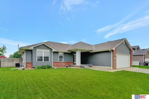 1035 Primrose Ln, Hickman, NE 68372