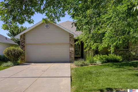 1545 Old Farm Rd, Lincoln, NE 68512