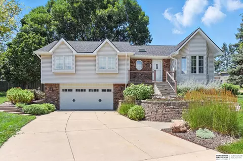 15522 Fieldcrest Cir, Omaha, NE 68154