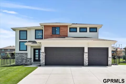 19107 Riviera Dr, Omaha, NE 68136
