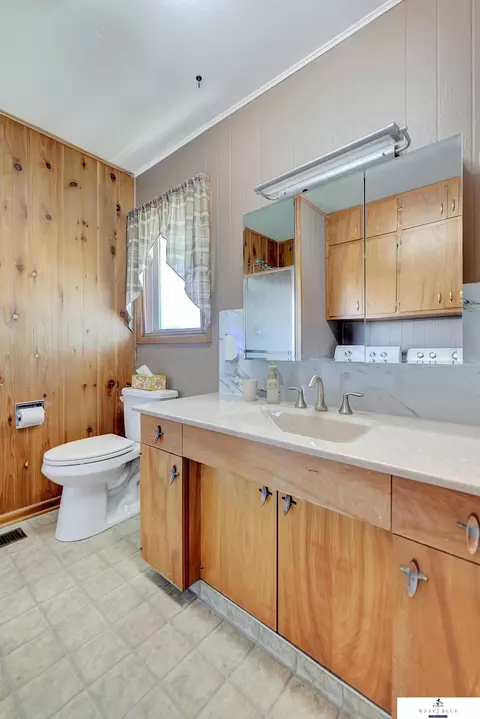 Bath - 2311 20 Rd, Gresham, NE 68367 photo 1 of 5