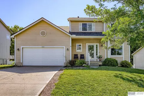 1608 Walnut Creek Dr, Papillion, NE 68046