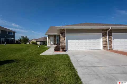 8323 Sutherland St, Lincoln, NE 68526