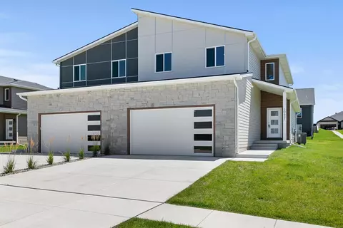 10631 Shore Front Dr, Lincoln, NE 68527
